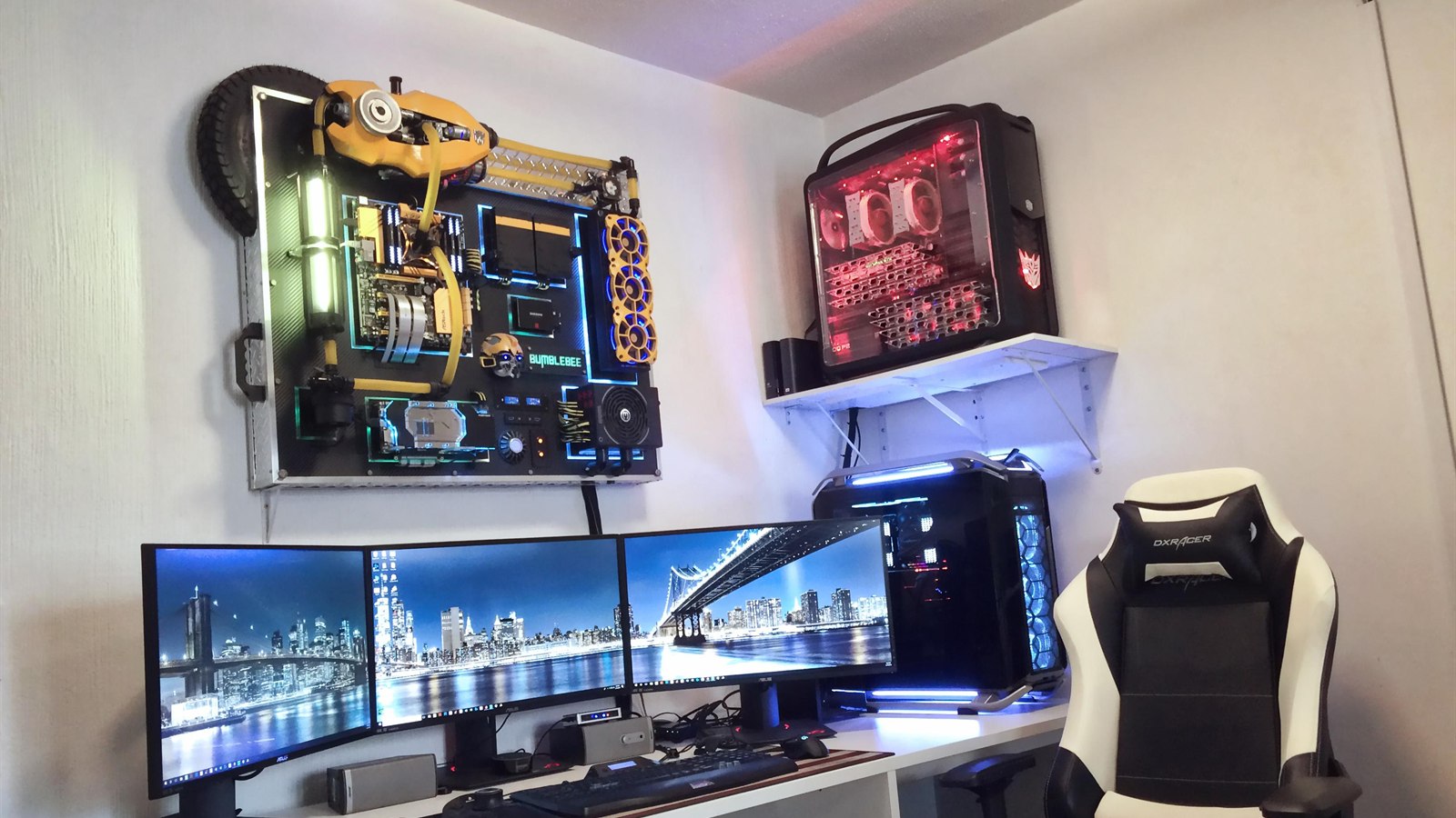 Battlestation premium de benchmark con desk de varios monitores
