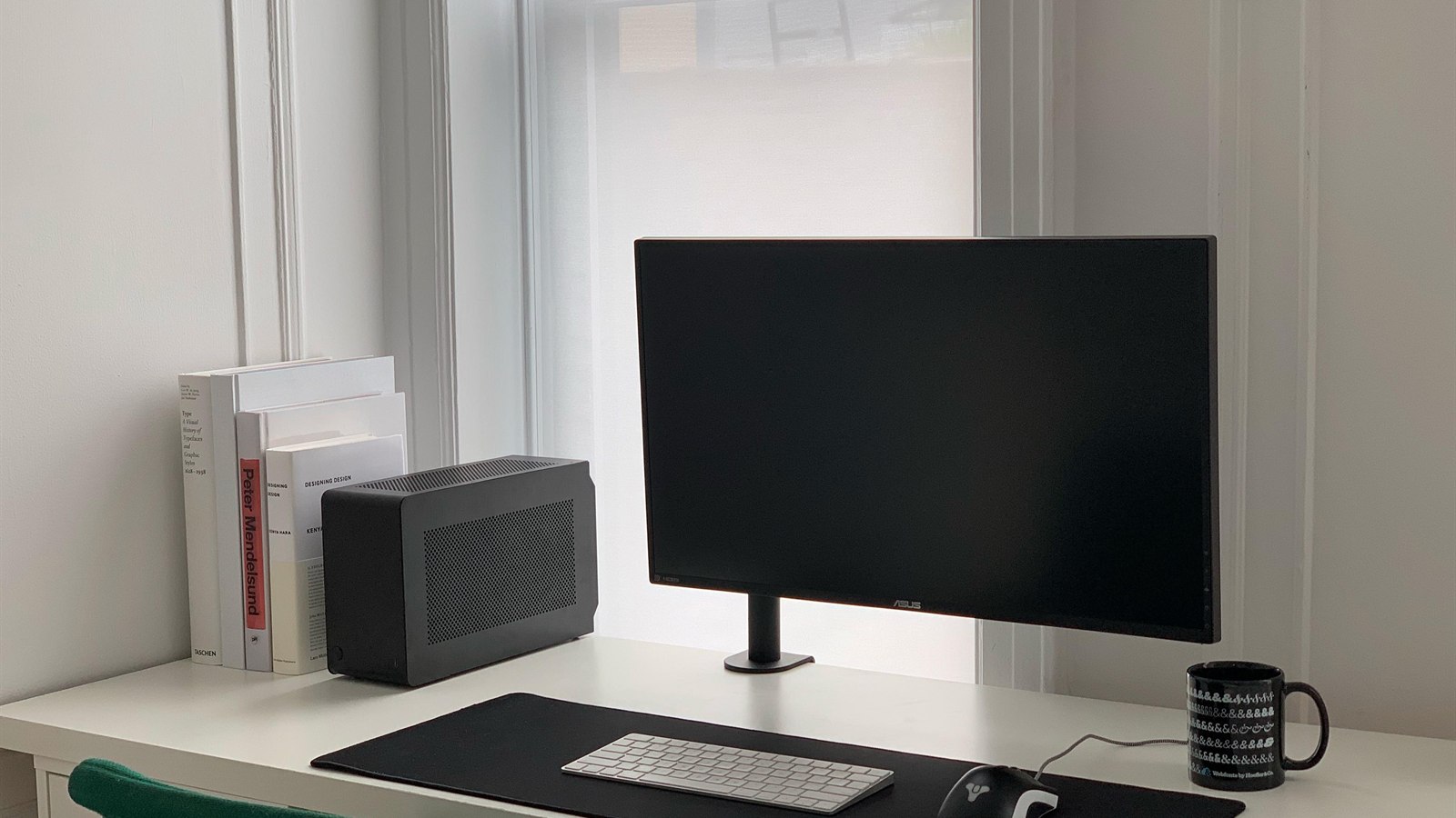 Mesa premium de benchmark con escritorio cableado limpio